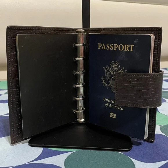 Gucci Sherry Line Agenda/Passport Holder - Picture 4 of 14